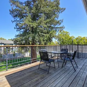 Apartment Comfortable 2br Spacious Deck! 7 Mins To Downtown And Midtown, Sacramento